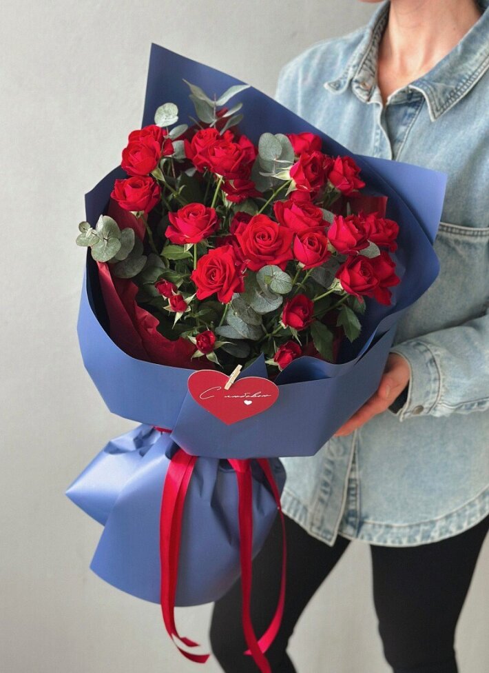 Букет красных кустовых роз