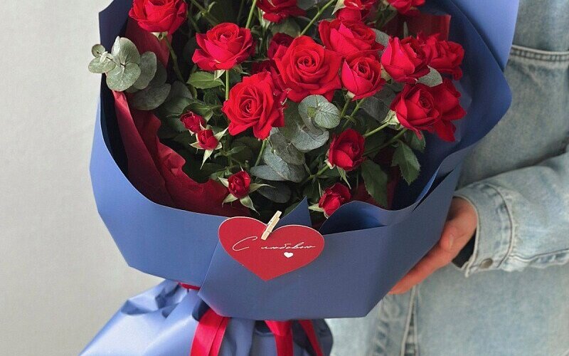 Букет красных кустовых роз