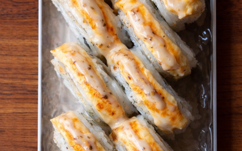 Запечённый ролл с опаленным окунем