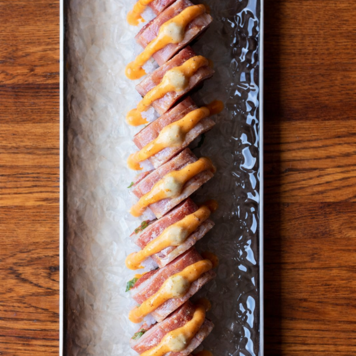 Ролл в опаленном тунце с огурцом и лососем