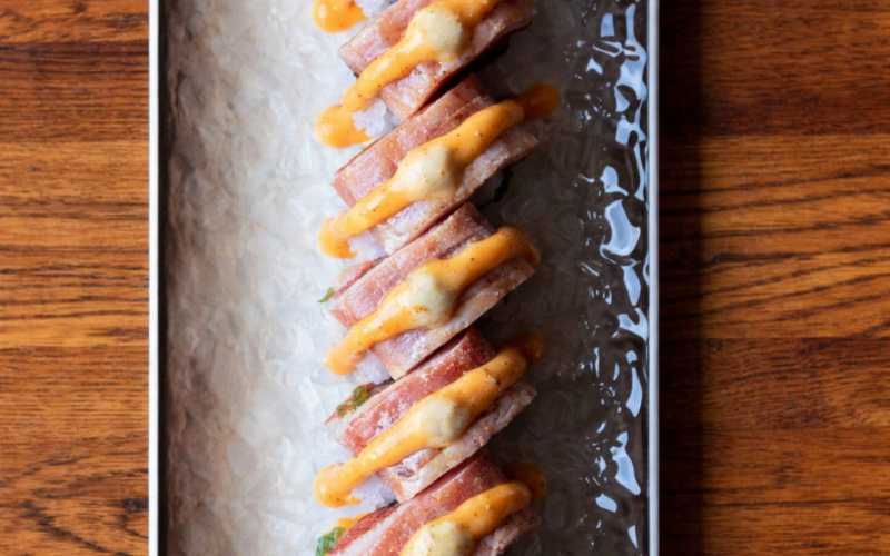 Ролл в опаленном тунце с огурцом и лососем