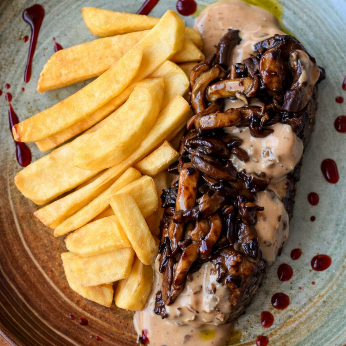 Стейк «Стриплойн» с бельгийским картофелем