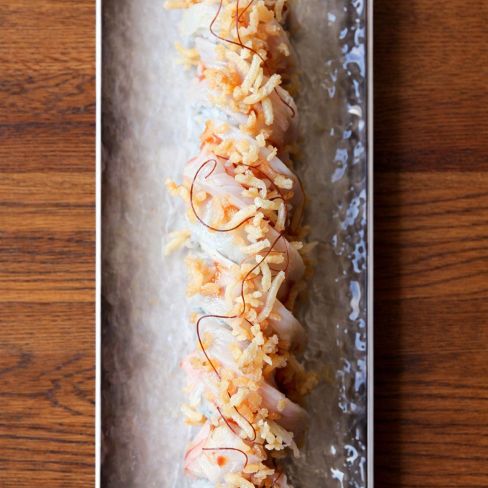 Ролл в опаленном морском окуне с манго