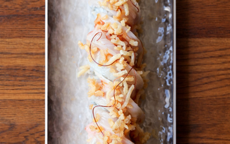 Ролл в опаленном морском окуне с манго