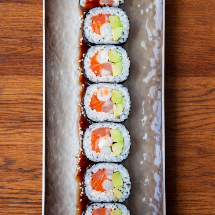 Ролл с тунцом, лососем и креветкой