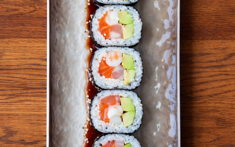 Ролл с тунцом, лососем и креветкой