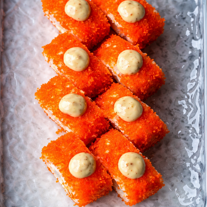 Ролл с креветкой, лососем и авокадо в тобико