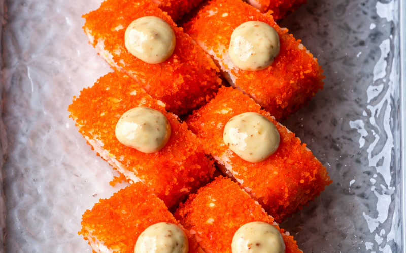 Ролл с креветкой, лососем и авокадо в тобико