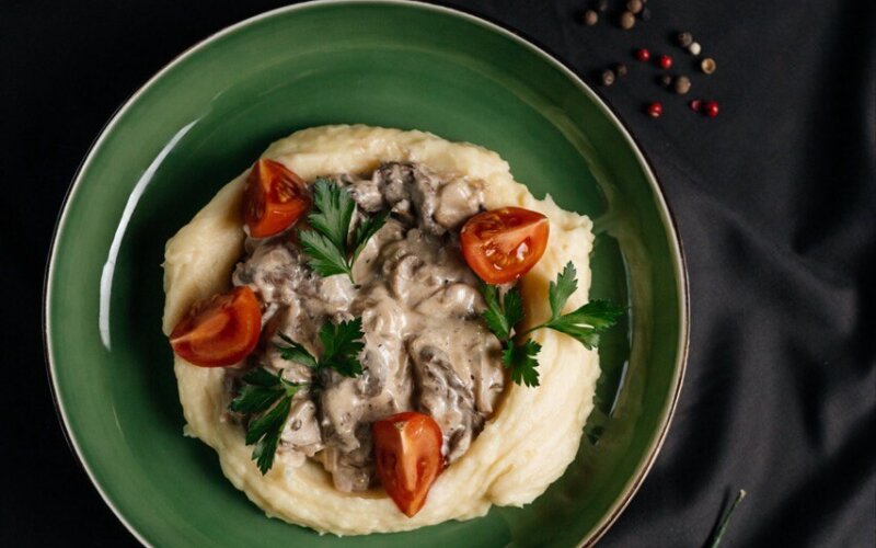 Бефстроганов из говядины с картофельным пюре