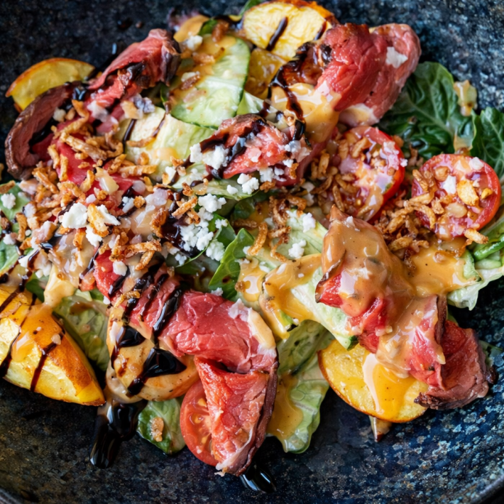 Салат с ростбифом и луком фри