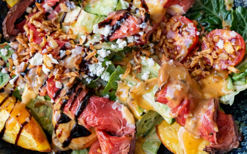 Салат с ростбифом и луком фри