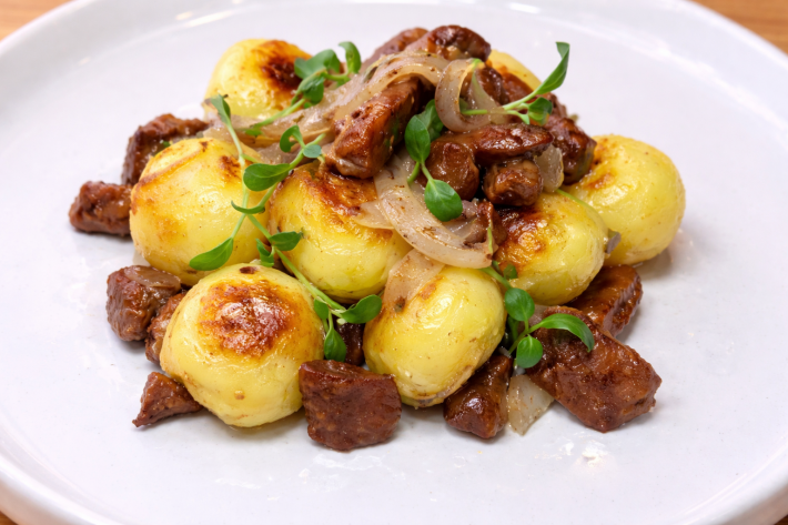 Картофель с луком и лисичками