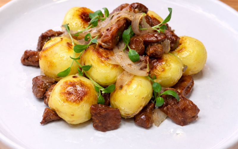 Картофель с луком и лисичками