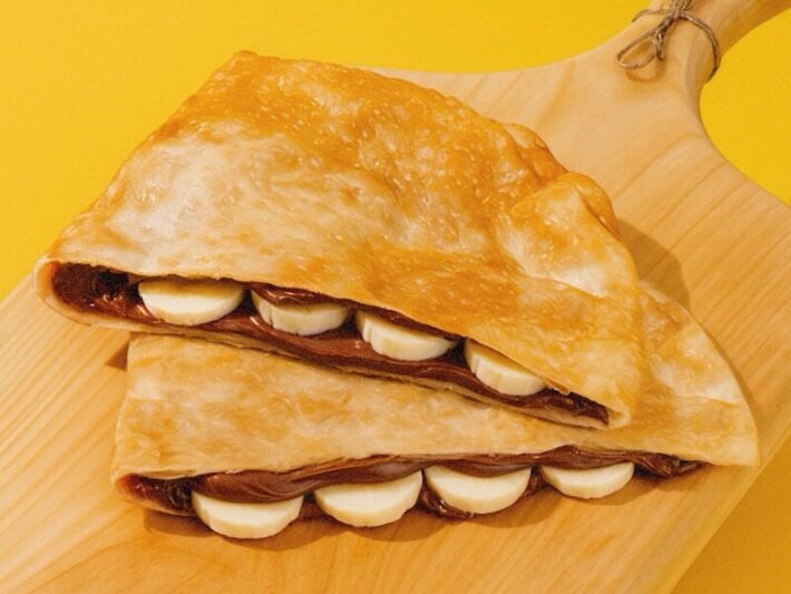 Чебурек с бананом и шоколадной пастой