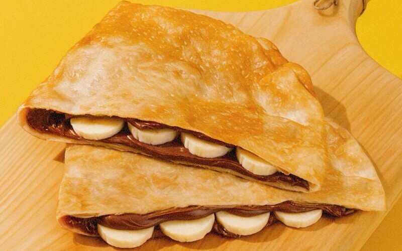 Чебурек с бананом и шоколадной пастой