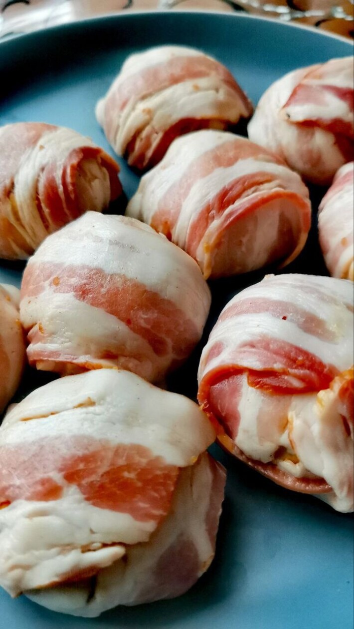 Митболы с творожным сыром в беконе