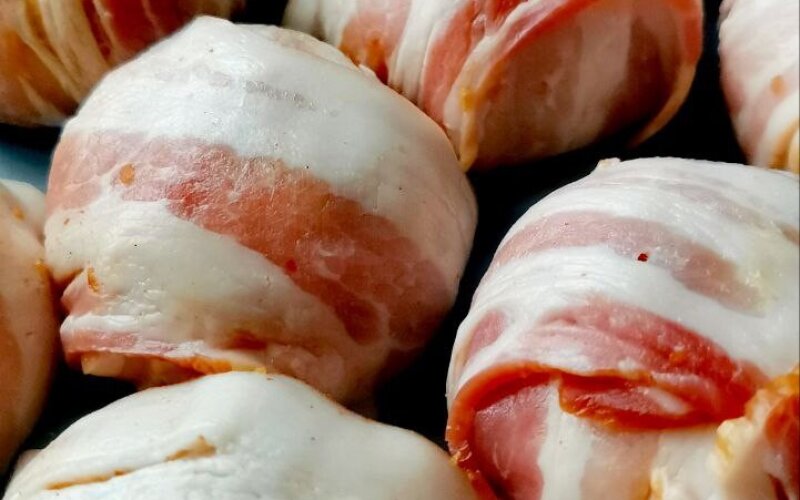 Митболы с творожным сыром в беконе