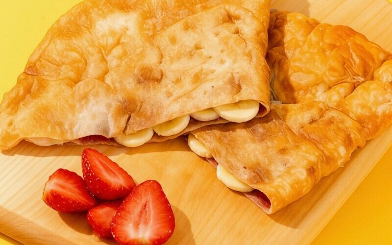 Чебурек с клубникой и бананом