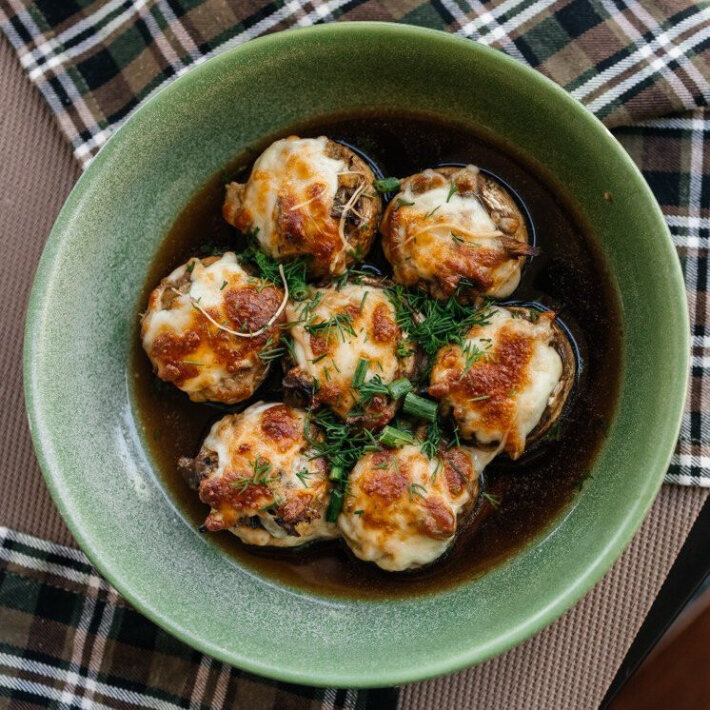 Шляпки шампиньонов, запечённые в печи с курильным жюльеном