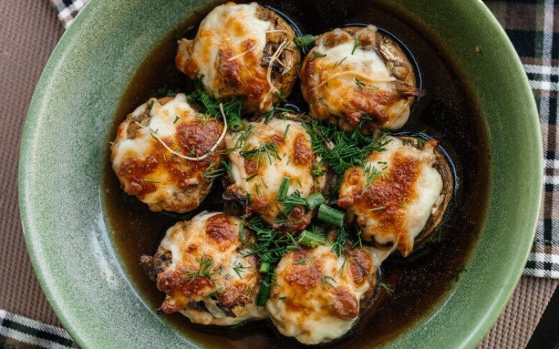Шляпки шампиньонов, запечённые в печи с курильным жюльеном