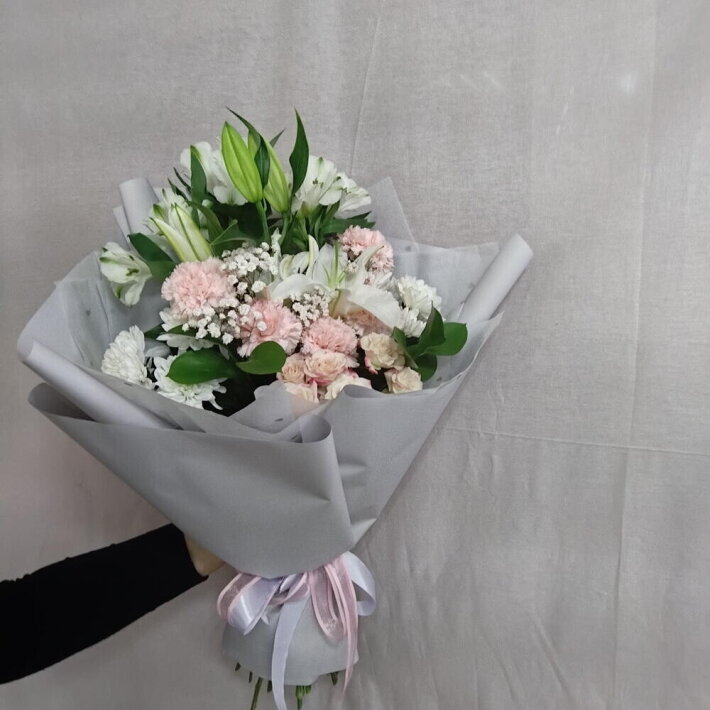 Букет из диантуса, лилии, альстромерии, гипсофилы, розы кустовые, хризантемы