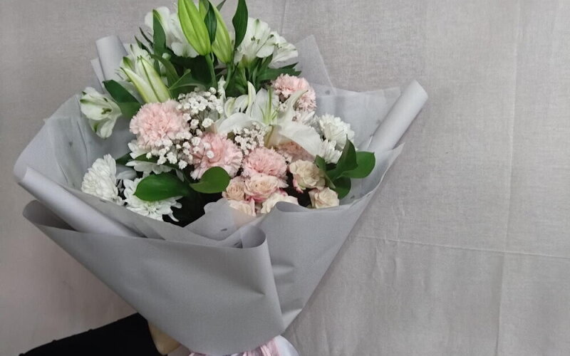 Букет из диантуса, лилии, альстромерии, гипсофилы, розы кустовые, хризантемы
