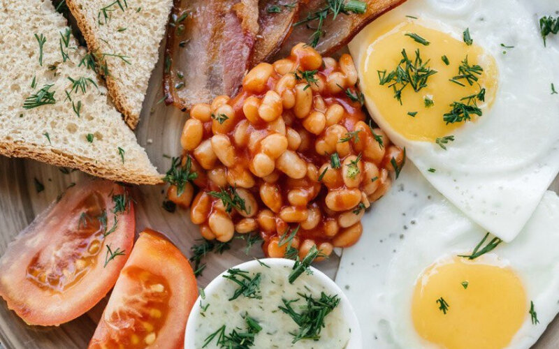 Глазунья из двух яиц с обжаренным беконом, помидорами, тостами с зелёным маслом