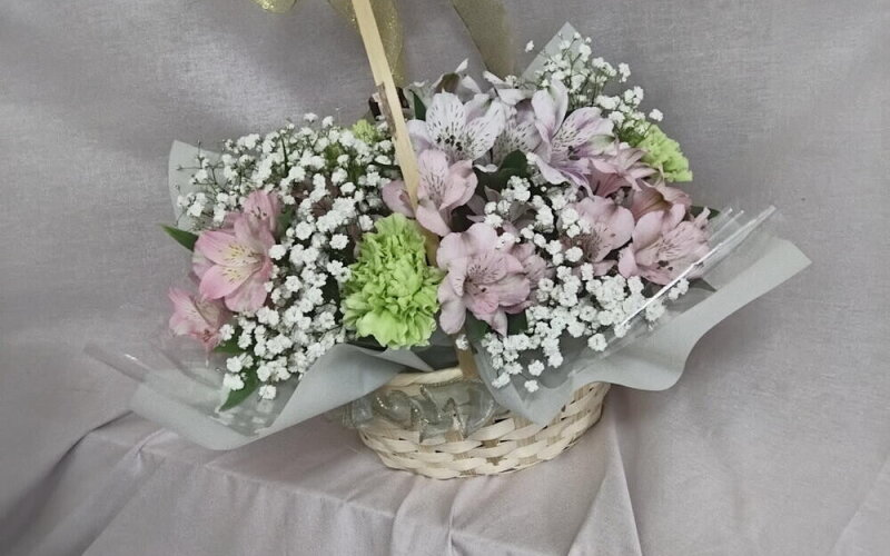 Корзина с цветами альстромерий, диантус и гипсофилы