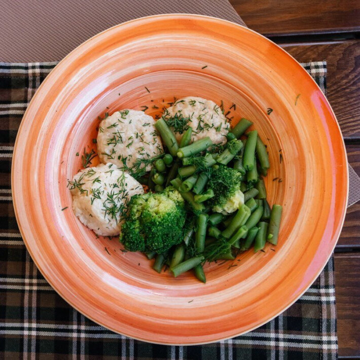 Котлеты из курицы, приготовленные на пару с брокколи, стручковой фасолью и рисом