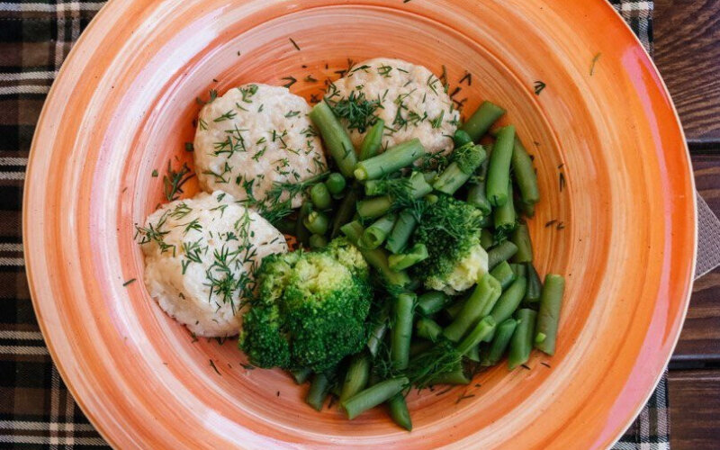 Котлеты из курицы, приготовленные на пару с брокколи, стручковой фасолью и рисом