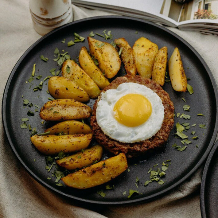 Куринная котлета с картофельными дольками