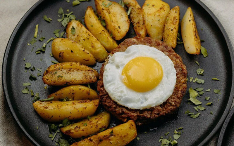 Куринная котлета с картофельными дольками