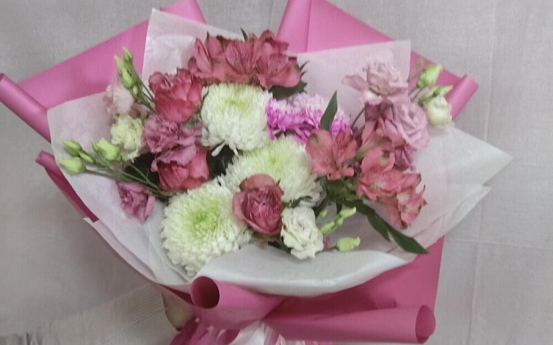 Букет из хризантем, альстромерии, эустомы, розы