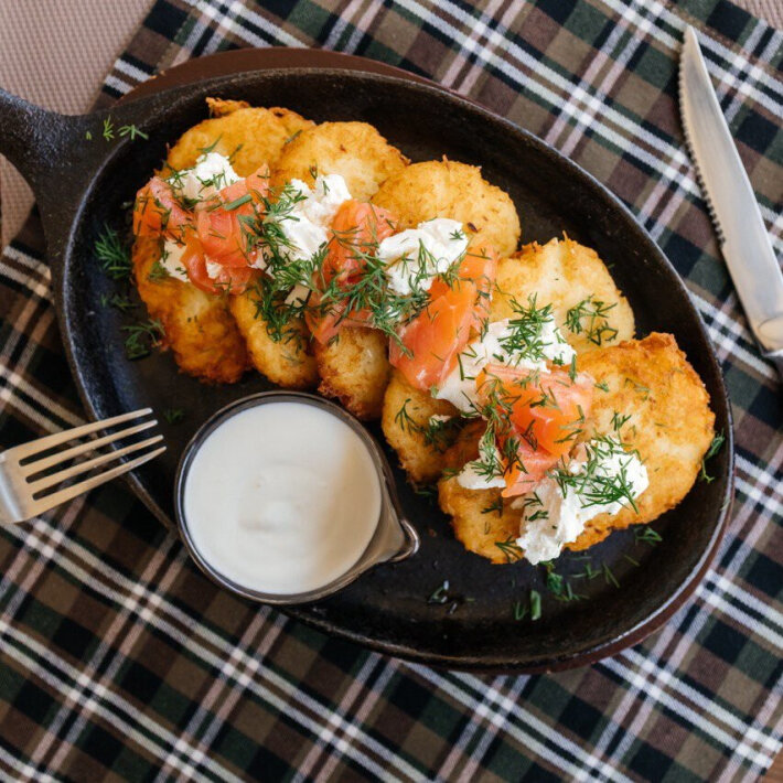 Драники с творожным сыром и сёмгой слабосолёно