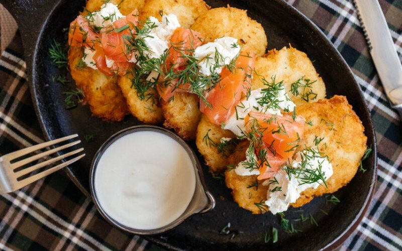 Драники с творожным сыром и сёмгой слабосолёно
