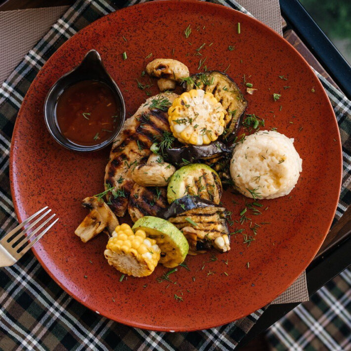 Куриная грудка на гриле с овощами и рисом