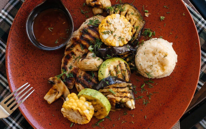 Куриная грудка на гриле с овощами и рисом