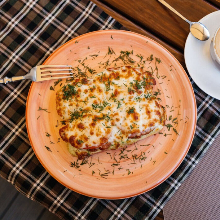 Горячие бутерброды с ветчиной, помидорами и сыром