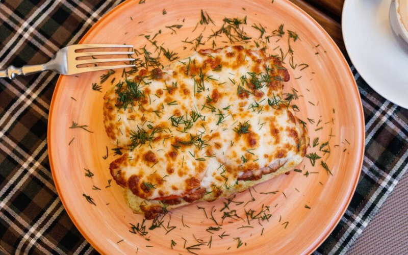 Горячие бутерброды с ветчиной, помидорами и сыром