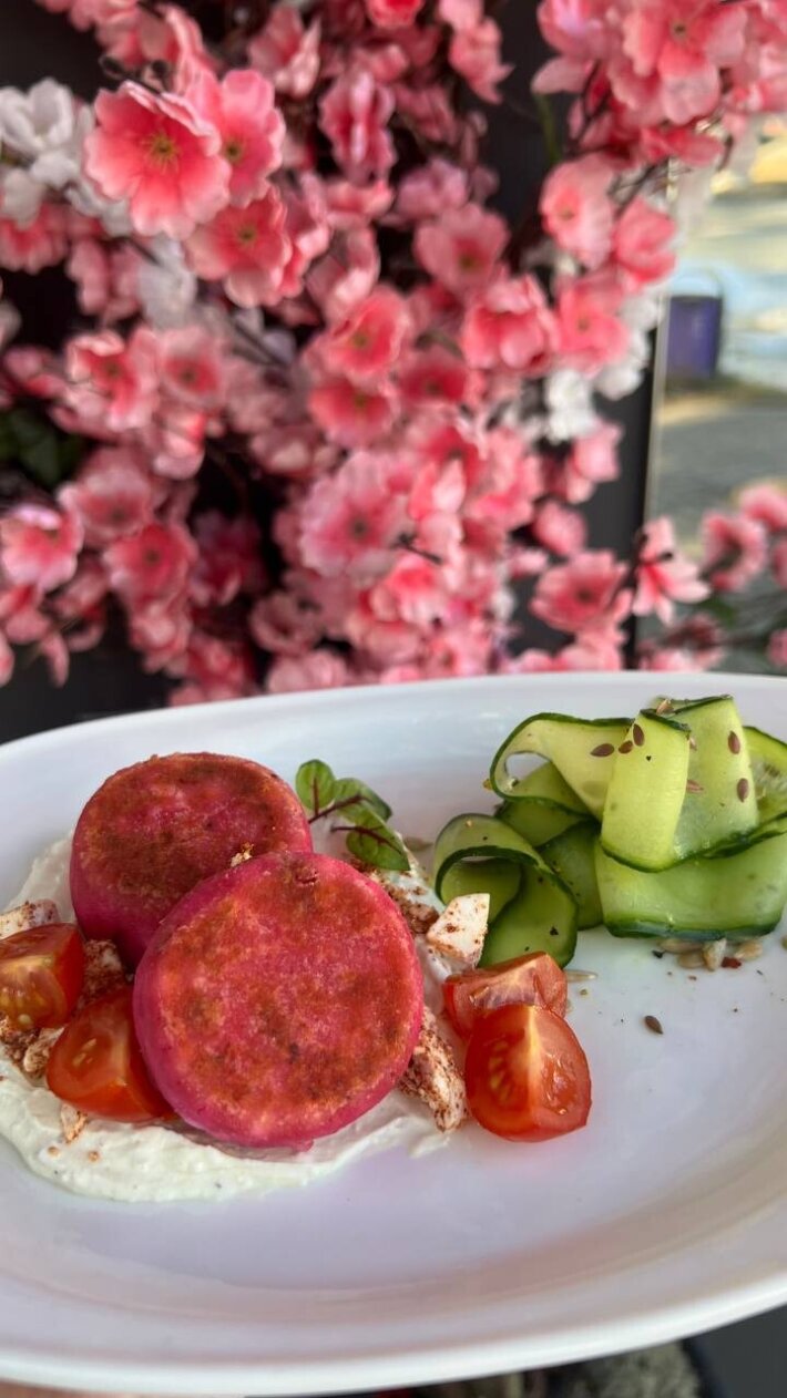 Свекольные сырники с Фетой и йогуртовым кремом