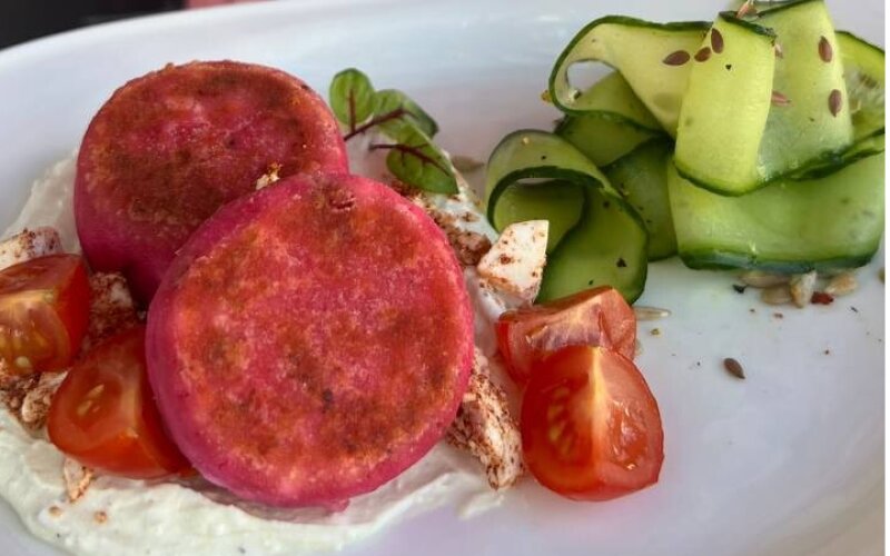 Свекольные сырники с Фетой и йогуртовым кремом