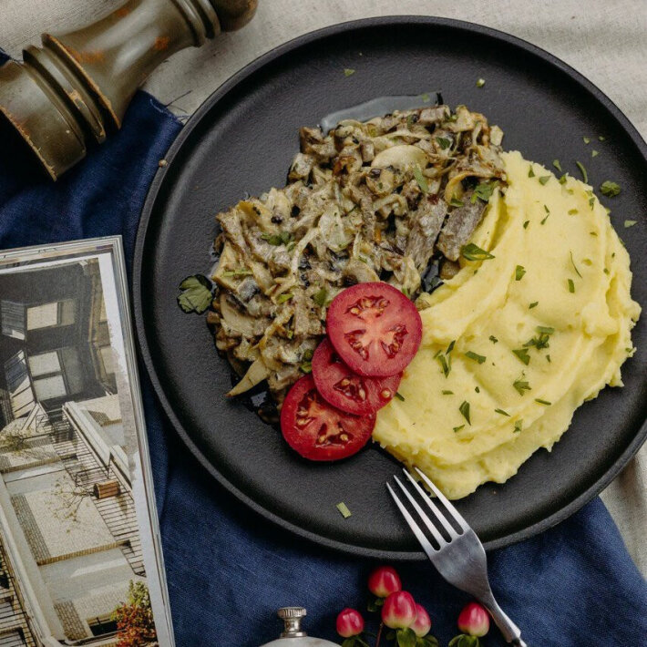 Говяжий язык «По-строгановски»