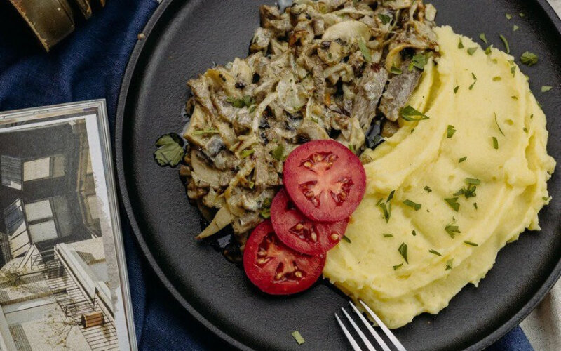 Говяжий язык «По-строгановски»