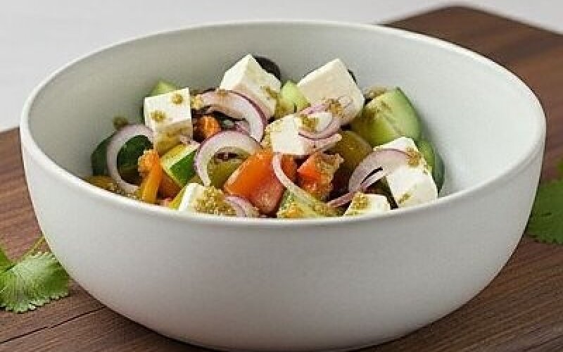 Салат Греческий с песто и перцем