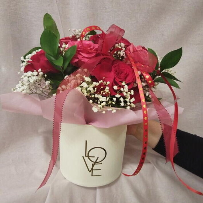 Композиция из роз и гипсофилы