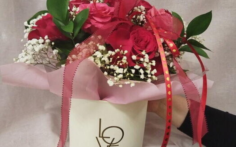 Композиция из роз и гипсофилы