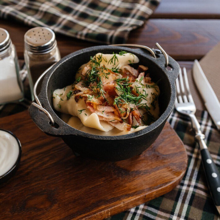 Вареники с картофелем, обжаренные с луком и беконом