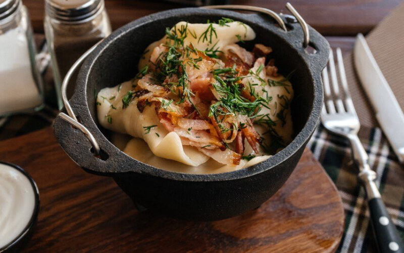 Вареники с картофелем, обжаренные с луком и беконом