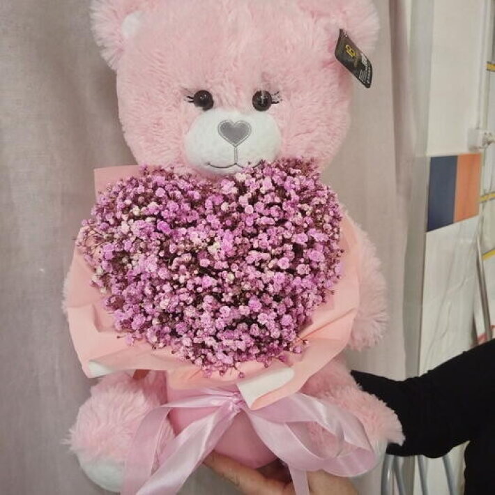 Букет из гипсофилы с игрушкой