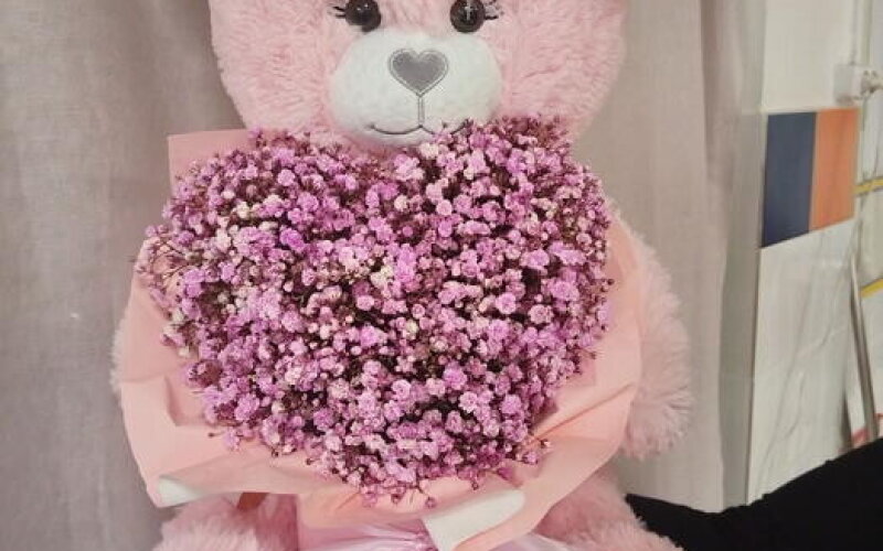 Букет из гипсофилы с игрушкой